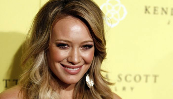 Lots Of Criticism Of Hilary Duff’s Earrings Snapshot