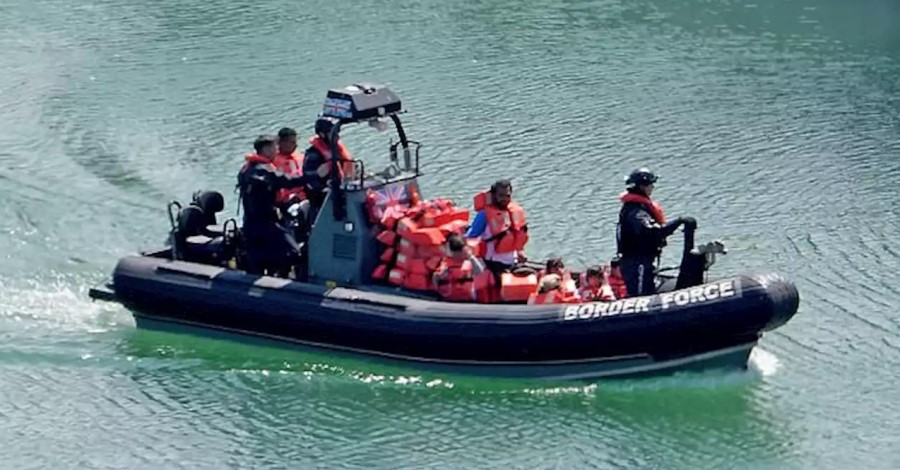 British Coast Guard Intercepts Record Number of Migrants in Boats on the Channel